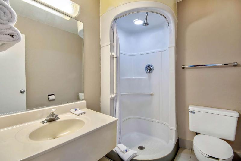 Quadruple Room - Non-Smoking image 2