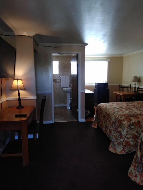 Queen Room with Two Queen Beds image 4