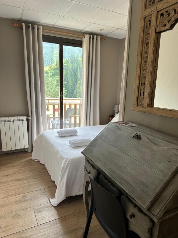 Double or Twin Room with Balcony - Ski Slopes View image 4