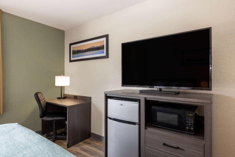 Queen Room with Two Queen Beds - Non-Smoking image 3