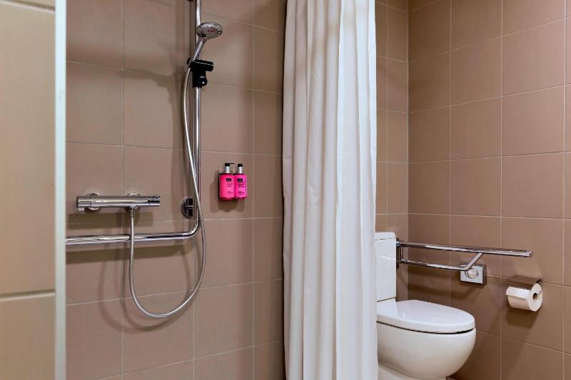 Moxy Queen Room image 3