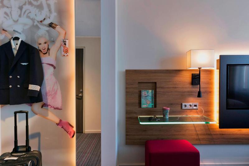 Moxy Queen Room image 4