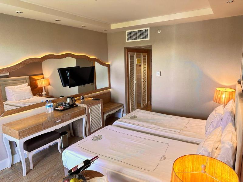 Standard Double Room with Partial Sea Views image 3