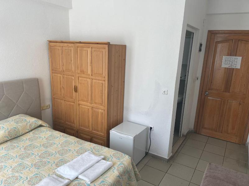 Standard Double Room image 4