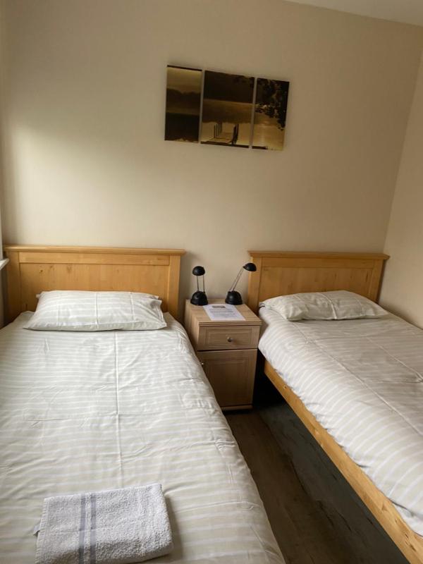 Twin Room with Private Bathroom image 2