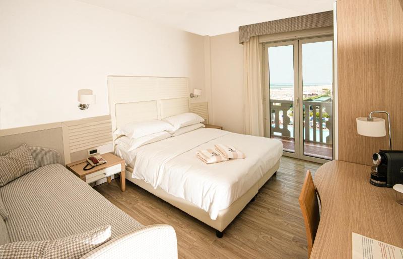 Superior Triple Room with Sea View image 4