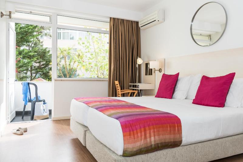 Twin Room with Balcony image 2