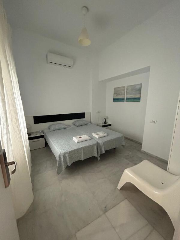 Twin Room with Shared Bathroom image 1