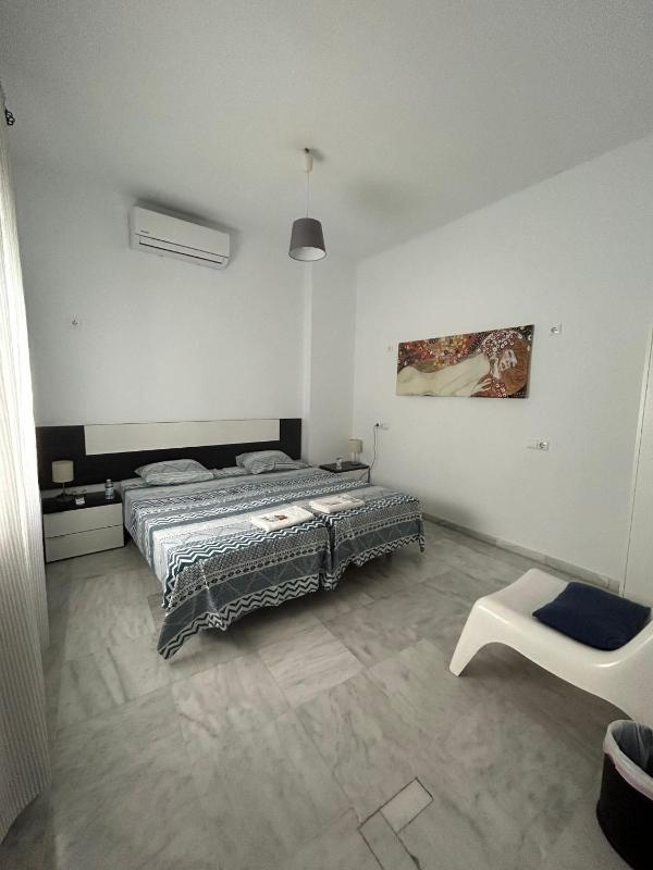 Twin Room with Shared Bathroom image 3