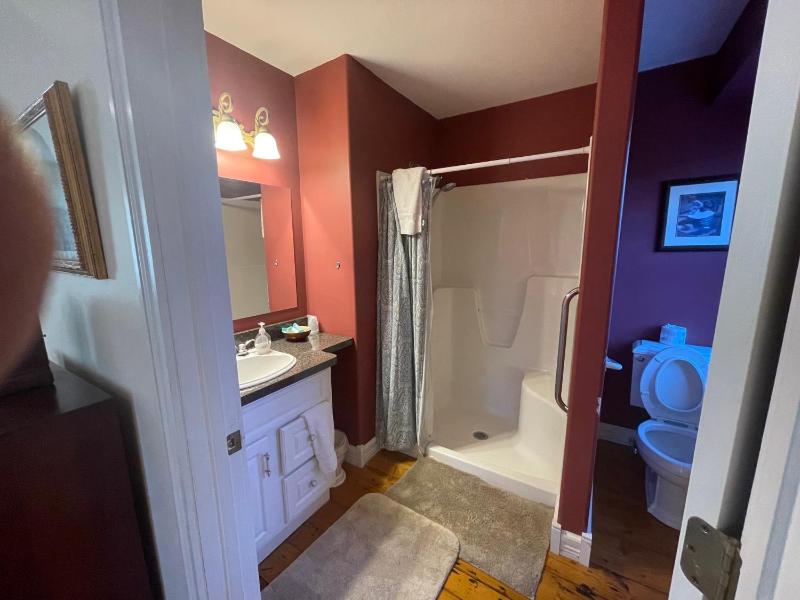 Queen Room image 3