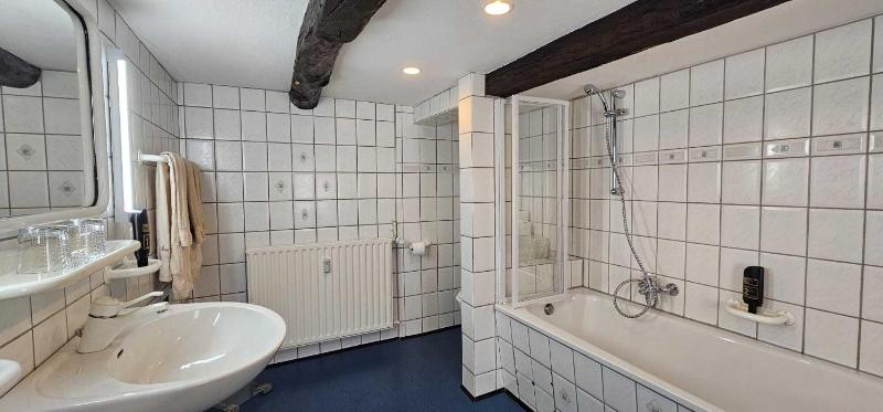 Standard Quadruple Room image 4