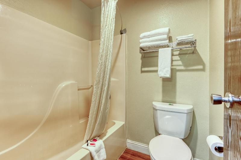Queen Room with Two Queen Beds - Non-Smoking image 2
