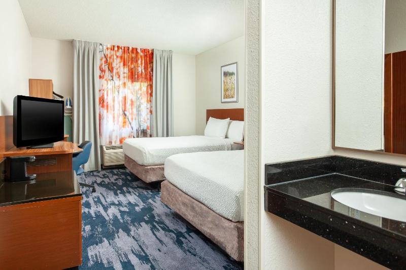 Queen Room with Two Queen Beds - Mobility and Hearing Access image 3