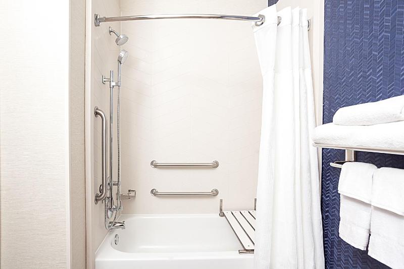 Queen Room with Two Queen Beds - Mobility and Hearing Access image 2