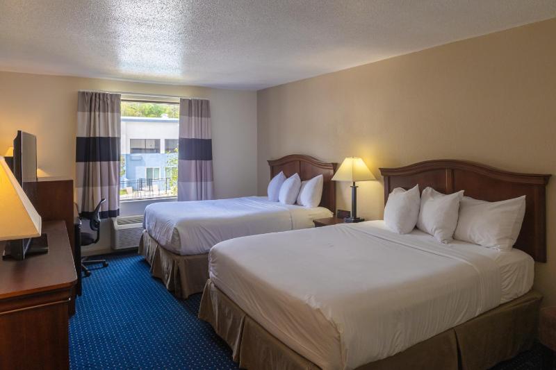 Queen Room with Two Queen Beds - Non-Smoking image 4