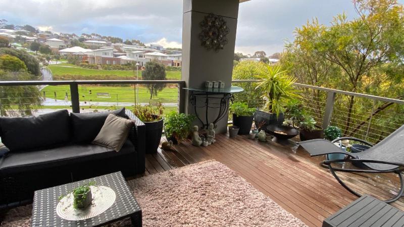 Coastal Tones - Designer Beach house - Pets Welcome - Huge Yard - Walk to Beach - image 4