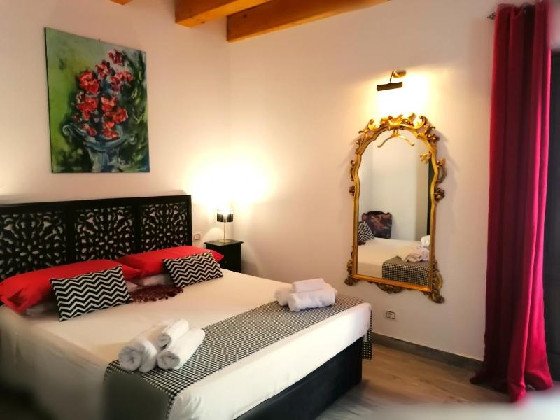 Double Room with Balcony image 1