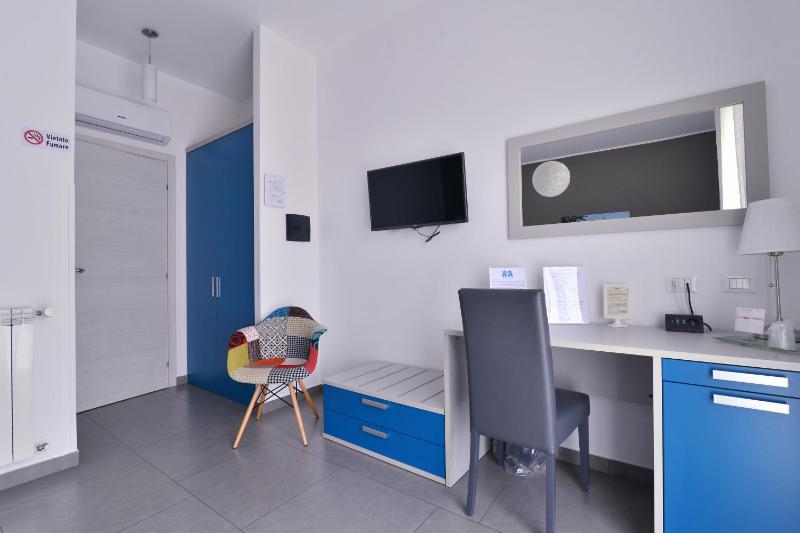 Deluxe Double Room with Private Bathroom image 3