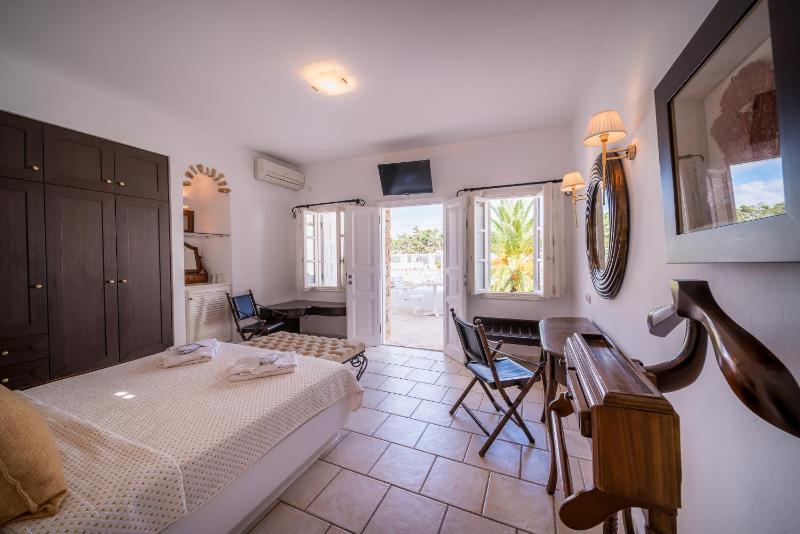 Superior Double Room with Pool View image 4