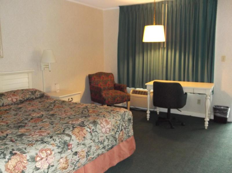 Deluxe King Suite - Non-Smoking image 3