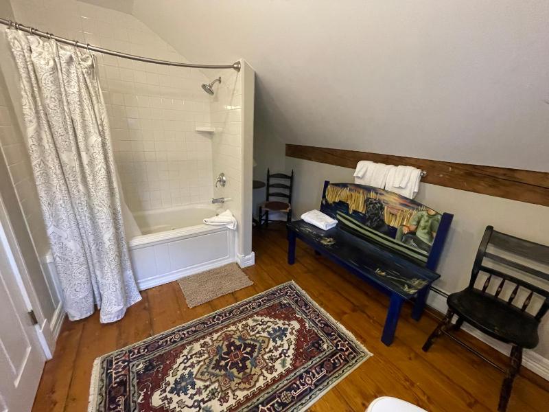 Queen Room with Spa Bath image 3