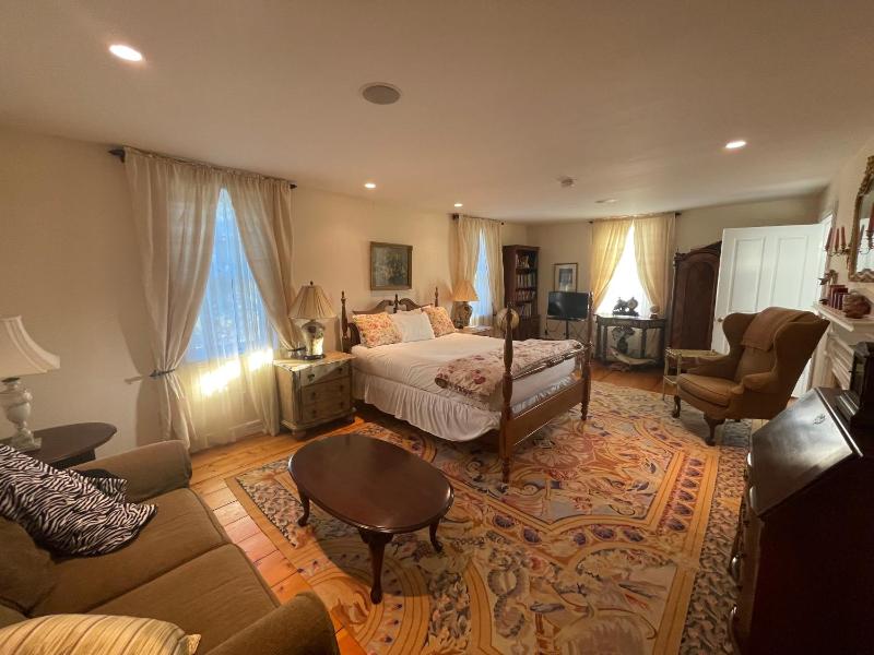 Queen Room image 2