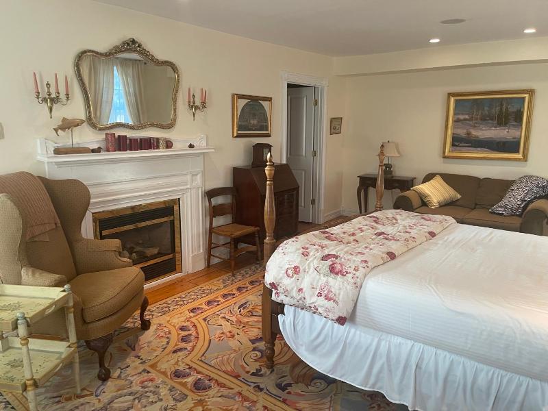Queen Room image 4