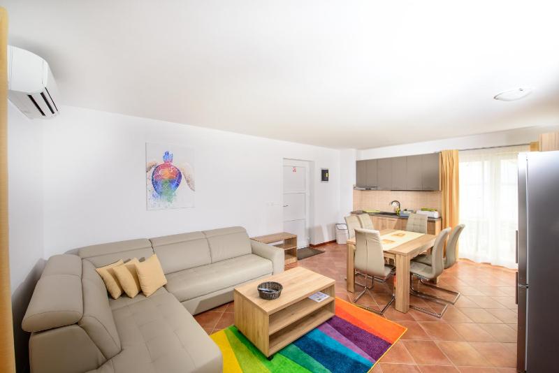 Superior Three-Bedroom Apartment with Terrace and Sea View image 3