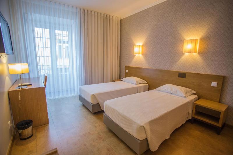 Twin Room image 3