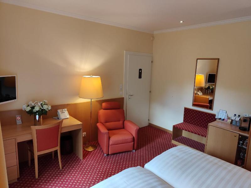 Twin Room image 4