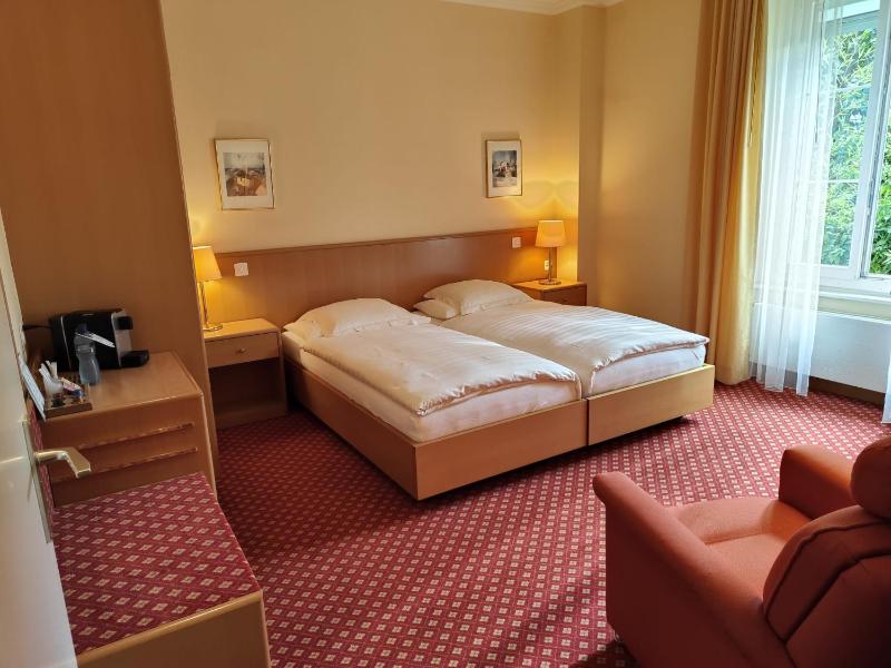 Twin Room image 3