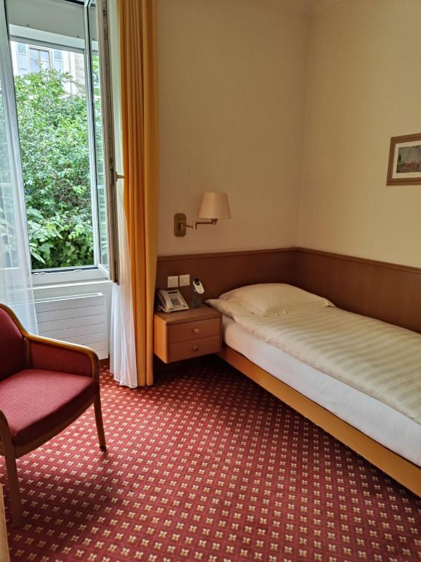 Single Room image 3