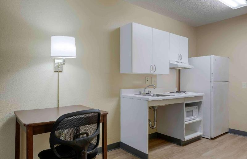 Queen studio with 1 Queen Bed - Disability Access/Non-Smoking image 1