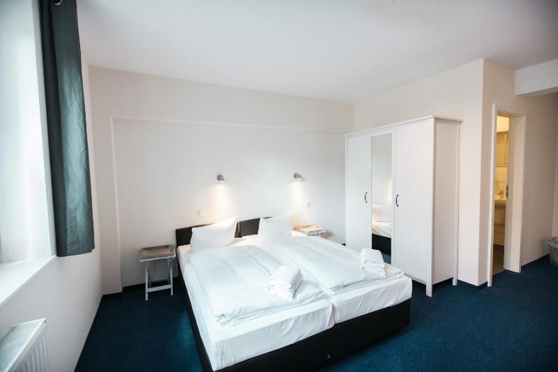 Standard Triple Room image 4
