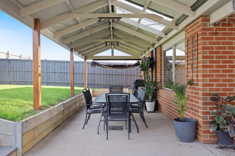 Bay Retreat - image 1