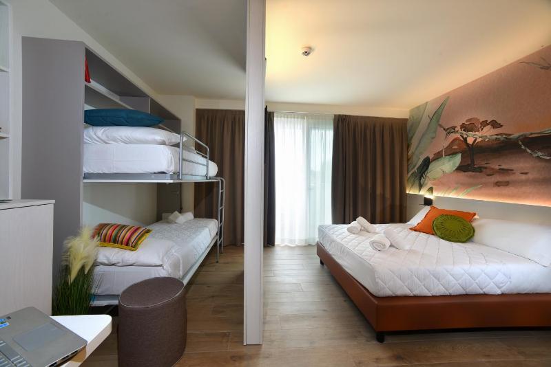 Superior Triple Room image 4