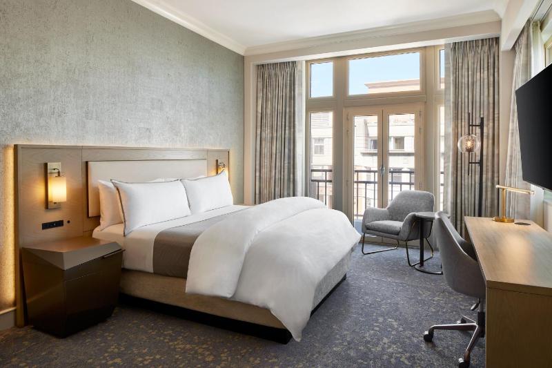 Deluxe, Larger Guest room, 1 King image 1