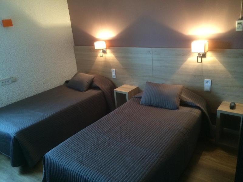 Standard Twin Room image 2