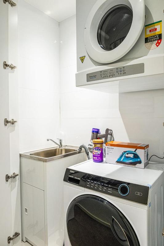 Modern Urban Retreat 1BR Apt near Chatswood - image 2