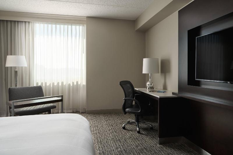 Larger Guest room, 1 King, Corner room image 1