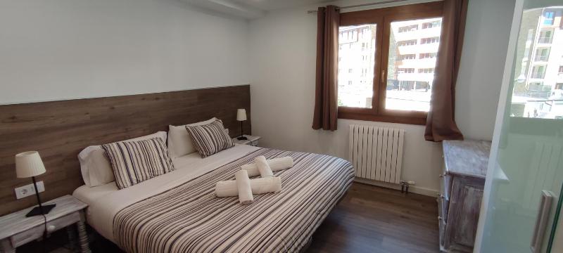 Two Bedroom Apartment with Terrace and Mountain View image 1