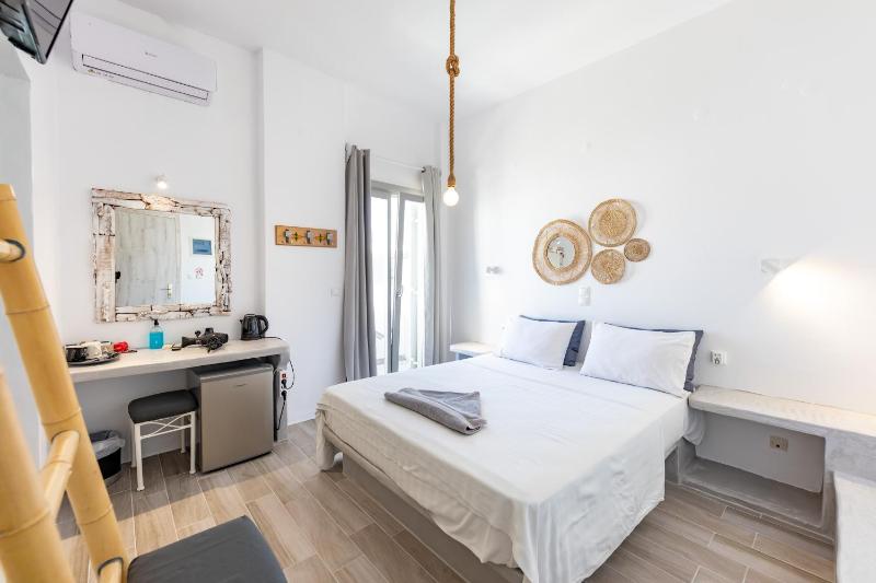 Double Room with Balcony and Sea View image 1