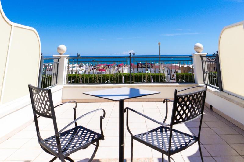Deluxe Double Room with Sea View image 3