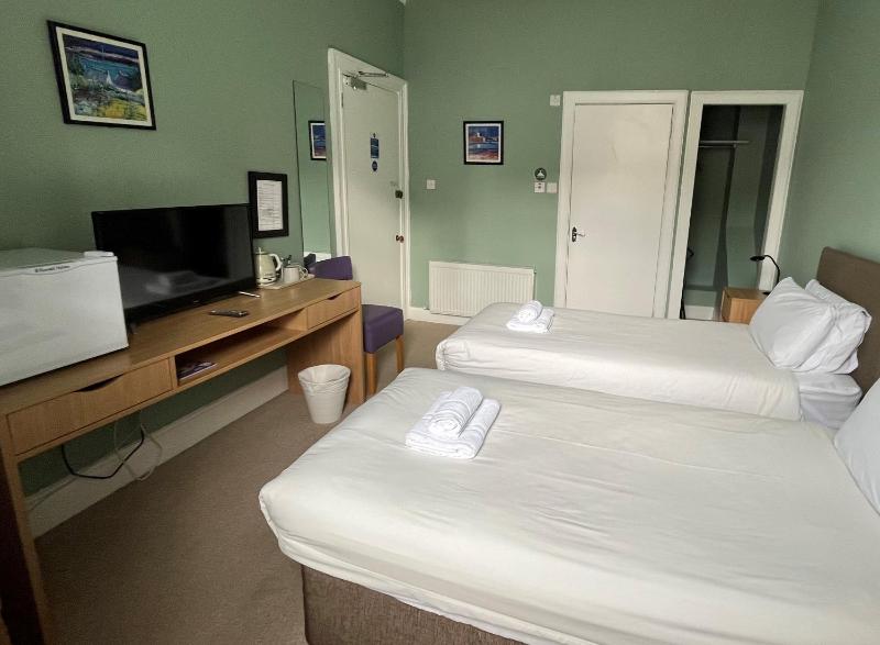 Twin Room image 1