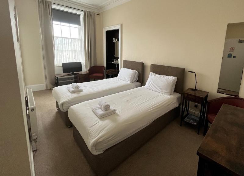 Twin Room image 3