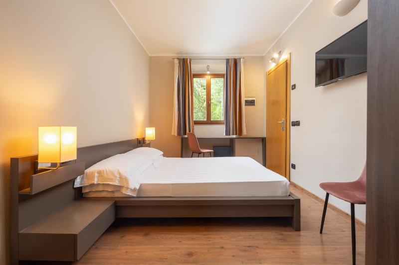 Double or Twin Room image 4