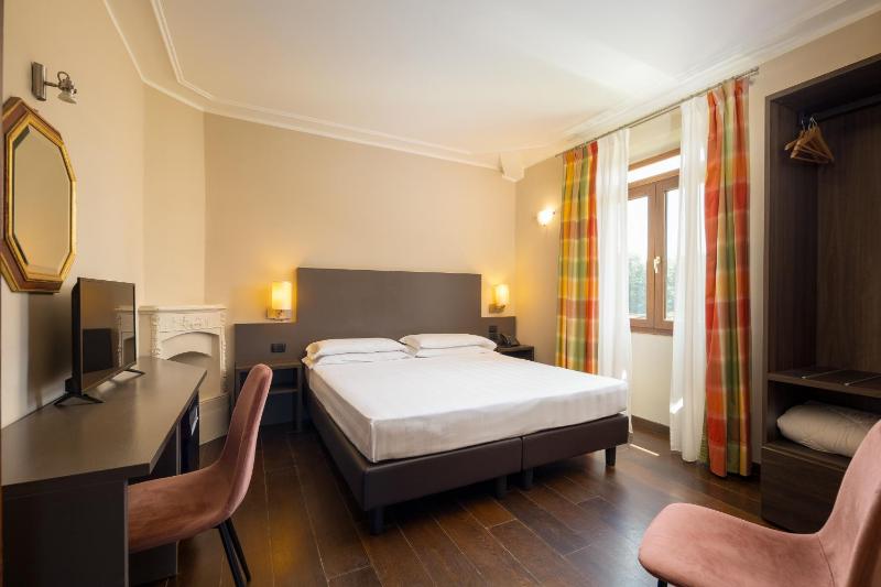 Double or Twin Room image 3