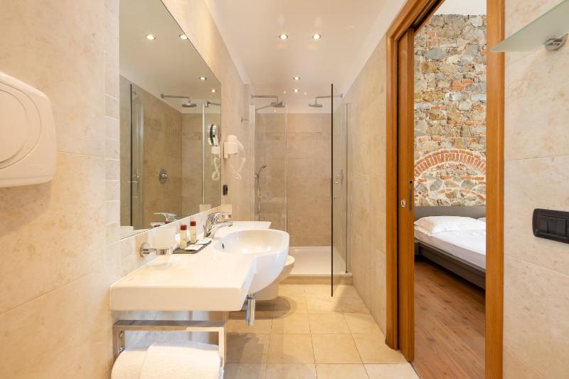 Deluxe Double Room image 3