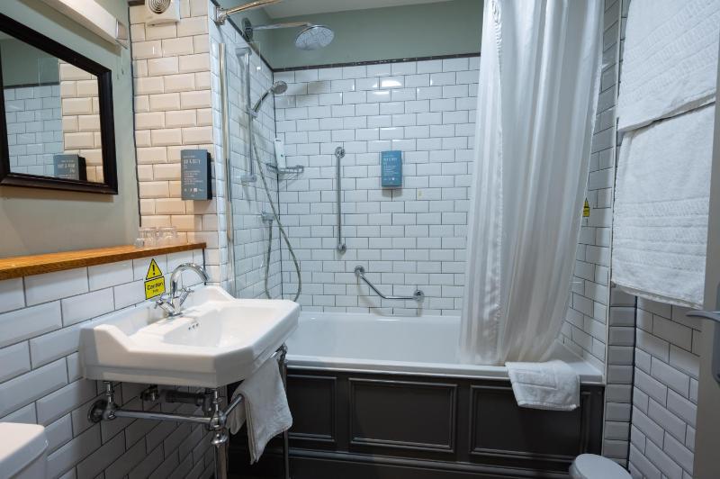 Twin Room image 2
