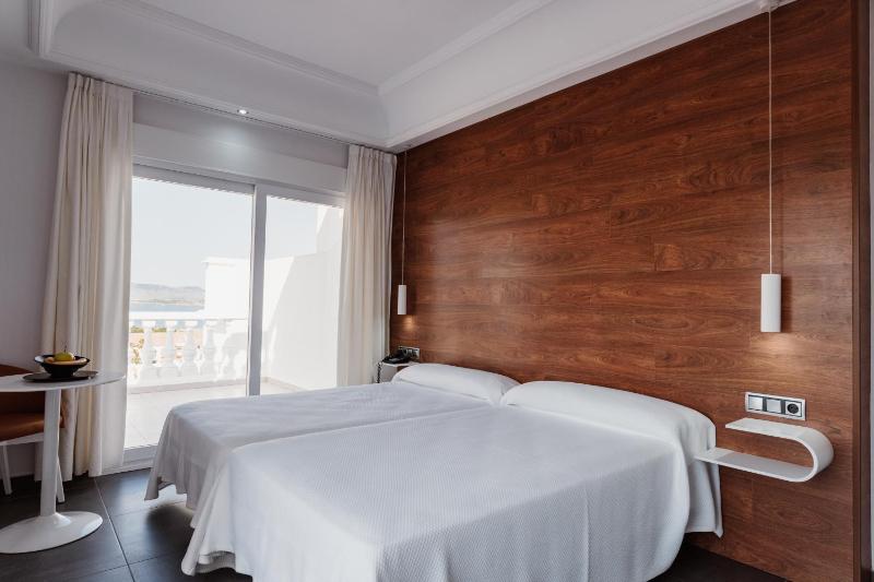 Twin Room with Sea View image 4